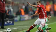 Guardado pelea un esférico con Kimmich, jugador del Bayern Munich