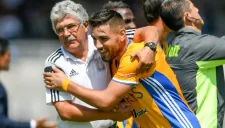 Andy Delort festeja con el Tuca su primer gol