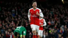 Mesut Özil festeja el gol con Arsenal