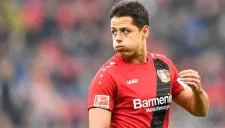 Chicharito observa en un partido de Bundesliga