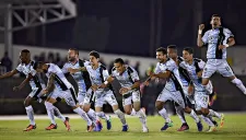 Jugadores de Gallos Blancos festejan pase a la Final de la Copa Corona MX