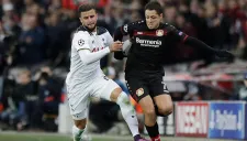 Javier Hernández pelea por el balón contra el Tottenham