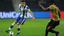 Héctor Herrera controla el esférico contra Brujas