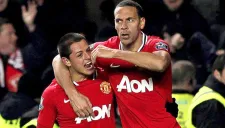 Chicharito y Ferdinand festejan un gol con el Manchester United