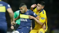 Tévez intenta proteger el balón durante el juego entre Boca y Rosario Central