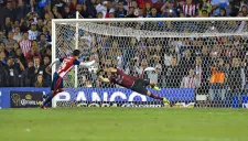 Tiago Volpi ataja un penalti