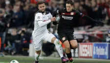 Chicharito pelea un balón en juego contra Tottenham