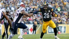 Le'Veon evitando al jugador de los Patriotas, Chris Long
