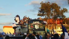 Jugadores de Querétaro celebran el título de Copa MX paseando sobre un camión