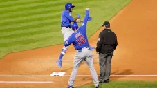 Fowler celebra su HR en el Juego 7 contra Indians
