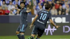 Vela festeja un gol de Prieto en un partido de la Real Sociedad