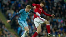 Kevin De Bruyne y De Roon pelean el balón