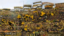 Seguidores del Peñarol apoyando a su equipo