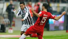 Marco Fabián, disputa un balón en el duelo Eintracht vs Colonia