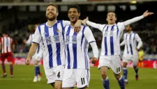 Carlos Vela festeja con sus compañeros de la Real Sociedad