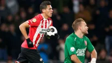 Héctor Moreno se lleva el balón tras anotar un gol