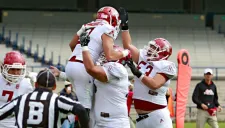 Jugadores de Águilas Blancas celebran durante el juego contra Pumas CU