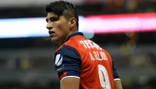 Alan Pulido, durante un partido con las Chivas