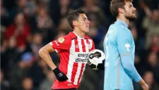 Héctor Moreno corre con el balón tras empatar el duelo del PSV