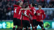 Zlatan festeja su tanto con sus compañeros del United