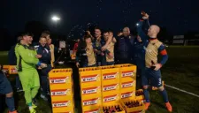 East Kilbride FC festeja con sus cajas de cerveza