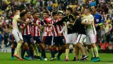 Jugadores de América y Chivas discuten en las 'Semis' de Copa MX