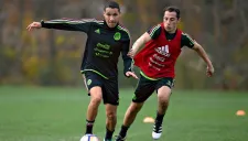 Jesús Dueñas pelea por el balón con Andrés Guardado