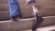 Hombre con prótesis sube escaleras