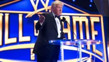Donald Trump durante su investidura al Salón de la Fama de WWE