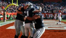 Beasley, Zack Martin y Travis Frederick, festejan Touchdown contra Cleveland