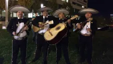 Mariachi toca canción para el Tri