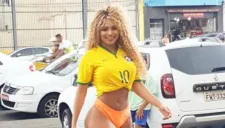 Érika Canela nueva Miss Bumbum portando la playera de Brasil
