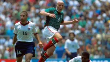 Gerardo Torrado pelea un balón en el encuentro del 2001 frente a EU