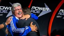 Ricardo Ferretti abraza a Miguel Herrera en el partido contra Tijuana