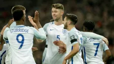 Gary Cahill festeja con sus compañeros su gol contra Escocia