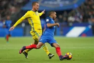 Dimitri Payet conduce el balón frente a Jakob Johnsson