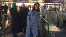 Una aficionada mexicana se cubre del frío con una cobija