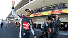 Esteban Gutiérrez saluda a la afición mexicana en el AHR