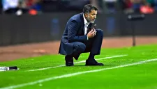 Juan Carlos Osorio observa un partido de la Selección en el Azteca