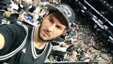 Gignac se toma selfie en el duelo de los Spurs de San Antonio