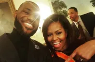 Michelle Obama y LeBron James posan para selfie