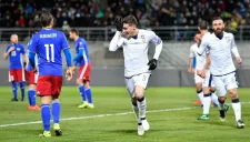 Andrea Belotti celebra uno de sus dos goles contra Liechtenstein