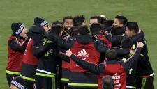 Los jugadores del Tri se abrazan tras ganar en Estados Unidos