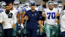 Tony Romo, en la banca de los Cowboys tras su lesión