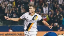 Steven Gerrard festeja una anotación con los galácticos