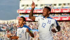 Romell Quioto y Jorge Claros celebran un gol contra Trinidad y Tobago