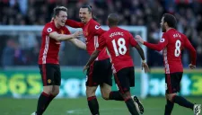 Zlatan Ibrahimovic celebra con sus compaeñros un gol del Manchester United