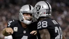 Raiders festejan touchdown durante un partido