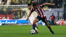 Peralta y Alanís pelean por el balón en el pasado Clásico
