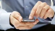 Hombre usando un teléfono